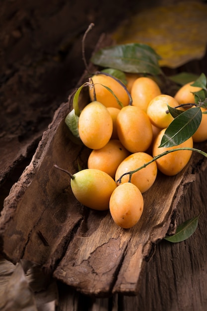Frutta di Plango o frutta tropicale Marian Plum del sud-est asiatico