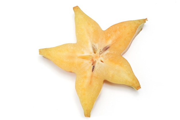 Frutta di stella organica fresca tagliata deliziosa vista dall'alto isolata su un fondo bianco