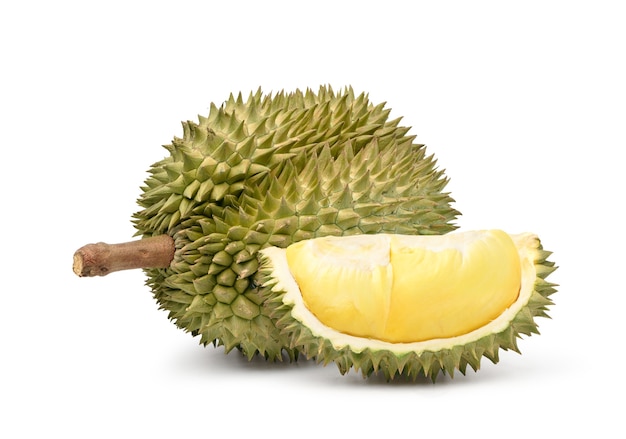 Frutta Durian con fette isolate su sfondo bianco.