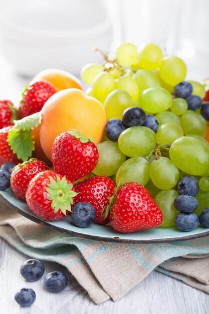 Frutta e bacche fresche fragola mirtillo uva albicocca