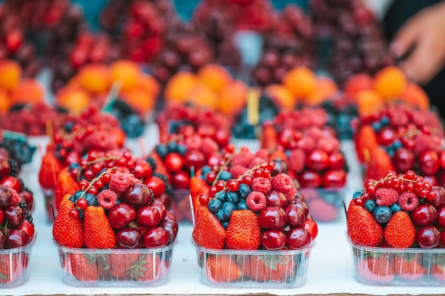 Frutta e bacche sul mercato di strada