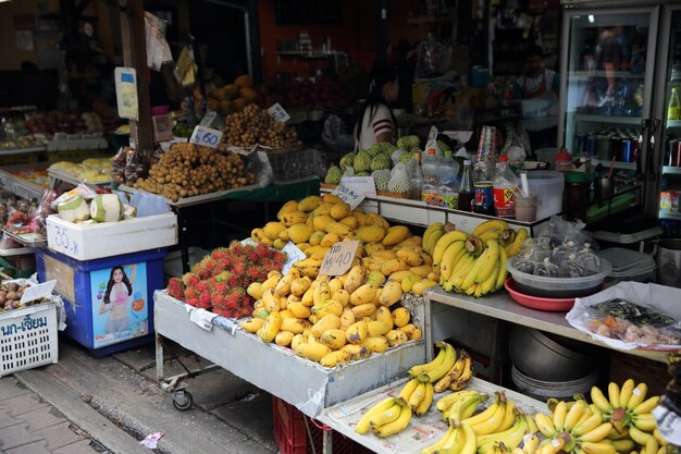 Frutta e grigliata del mercato tailandese