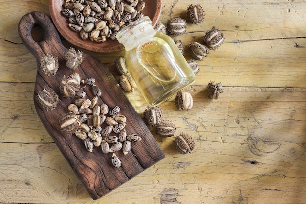 Frutta e olio di ricino sul tavolo di legno Ricinus communis