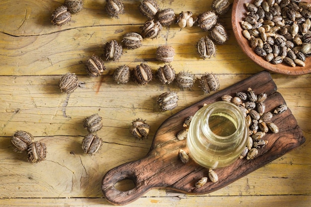 Frutta e olio di ricino sul tavolo di legno Ricinus communis