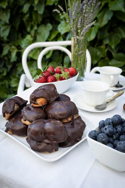 Frutta e sfoglie con cioccolato in giardino Dolci per tè o caffè