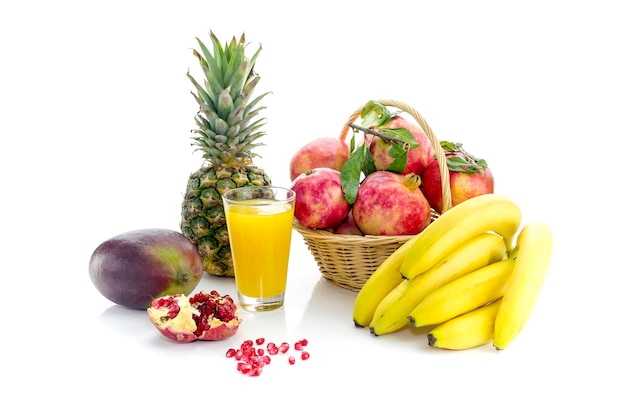 Frutta e succhi di frutta su sfondo bianco