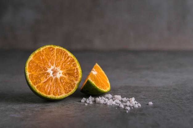 Frutta e succo d&#39;arancia freschi sul tavolo di pietra.