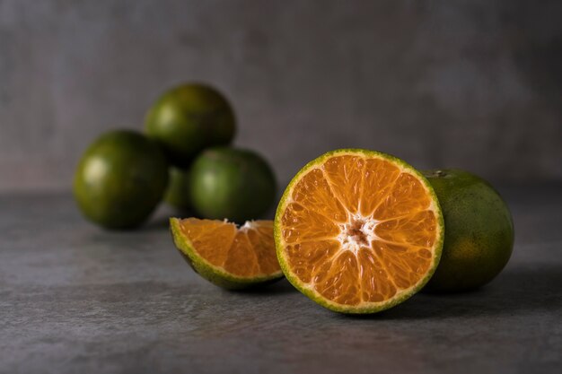 Frutta e succo d&#39;arancia freschi sul tavolo di pietra.