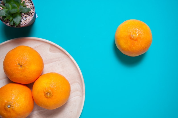 Frutta e succo d&#39;arancia freschi sulla tavola blu.