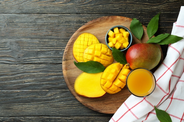 Frutta e succo di mango maturi sulla tavola di legno