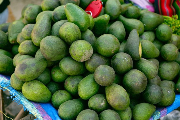 Frutta e verdura fresca al mercato locale di Lima in Perù