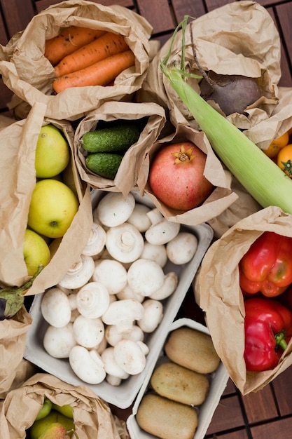 Frutta e verdura fresca di consegna del mercato