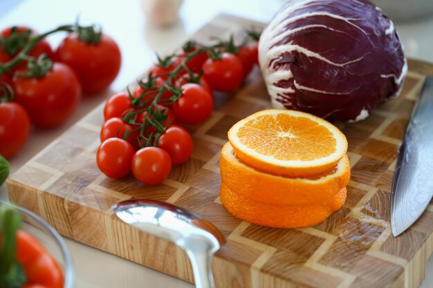 Frutta e verdura fresca e gustosa su tavola di legno