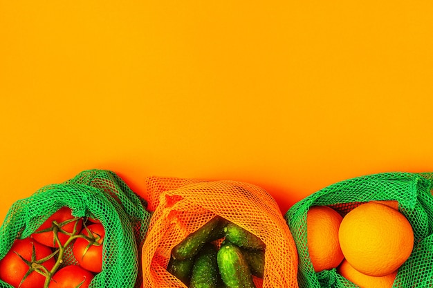 Frutta e verdura fresca in sacchetti di rete tessili riutilizzabili, shopping ecologico, concetto di rifiuti zero.