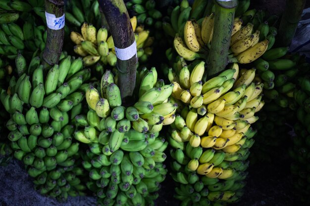 Frutta e verdura fresca sul mercato tropicale