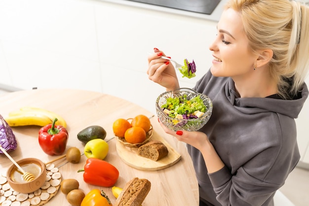 frutta e verdura fresca sul tavolo nell'interno della cucina, concetto di cibo sano.