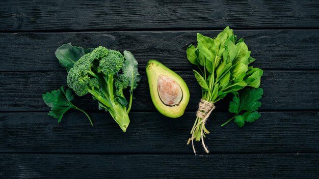 Frutta e verdura fresca verde su fondo in legno Cibo sano Vista dall'alto Spazio di copia