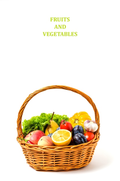 Frutta e verdura in cesto sfondo bianco.Vitamine utili.