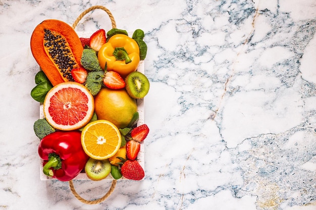 Frutta e verdura ricche di vitamina C in scatola Alimentazione sana Vista dall'alto