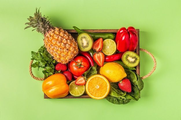 Frutta e verdura ricche di vitamina C in scatola. Mangiare sano. Vista dall'alto