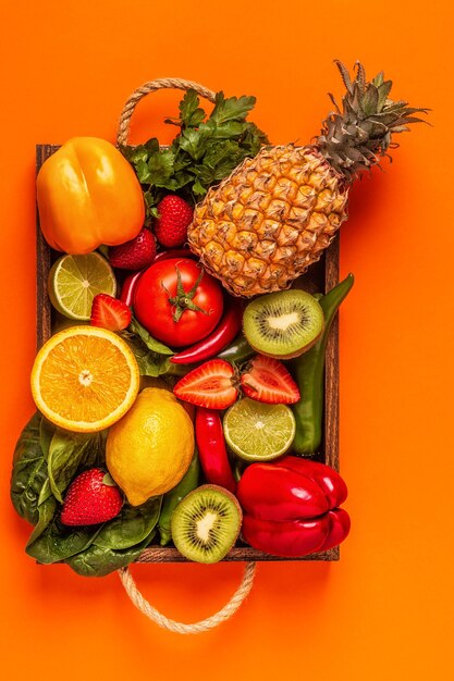 Frutta e verdura ricche di vitamina C in scatola. Mangiare sano. Vista dall'alto