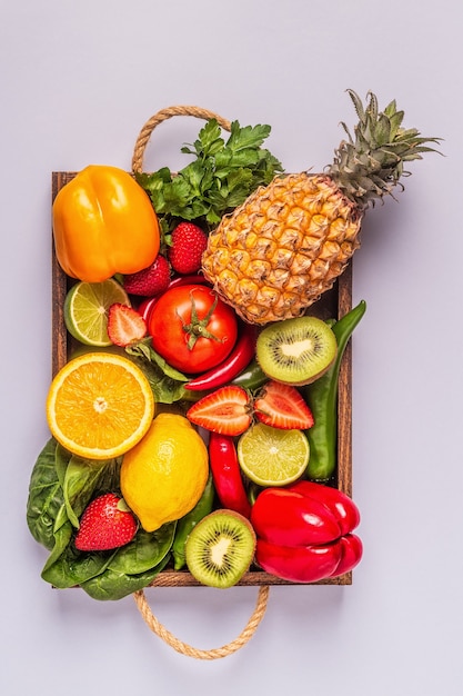 Frutta e verdura ricche di vitamina C in scatola. Mangiare sano. Vista dall'alto