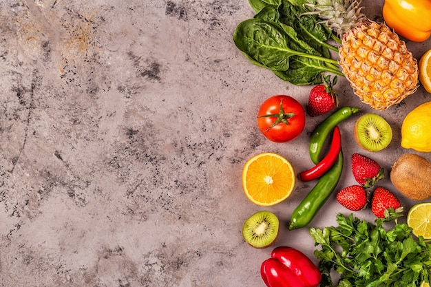 Frutta e verdura ricche di vitamina C. Mangiare sano. Vista dall'alto