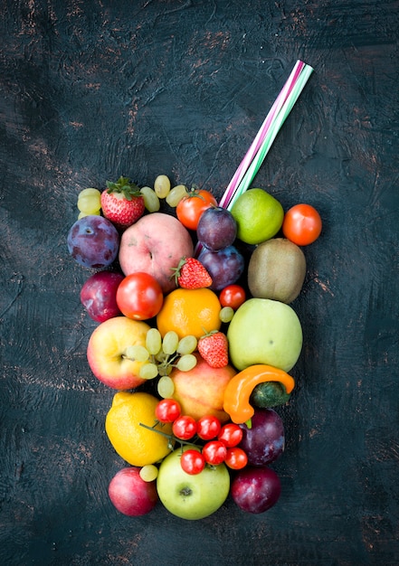 Frutta e verdura sotto forma di un bicchiere di succo creativo.