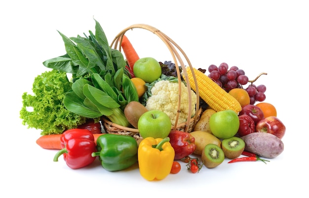 Frutta e verdura su sfondo bianco