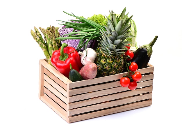 Frutta e verdura su sfondo bianco