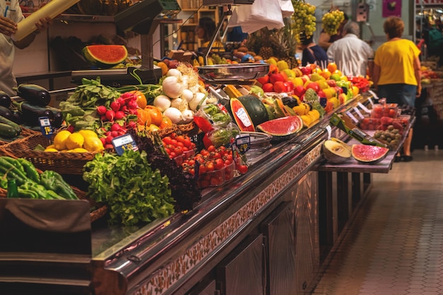 Frutta e verdura su un bancone in un mercato