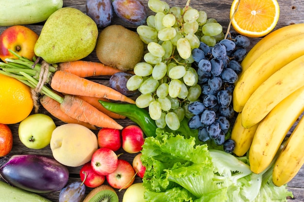 Frutta e verdura sul vecchio fondo di legno della tavola