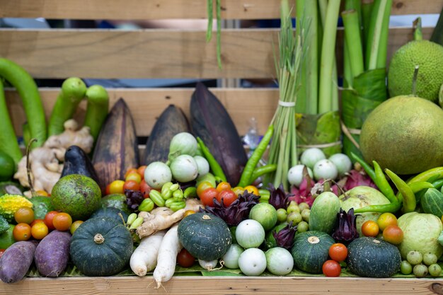 Frutta e verdura sulla mensola in legno