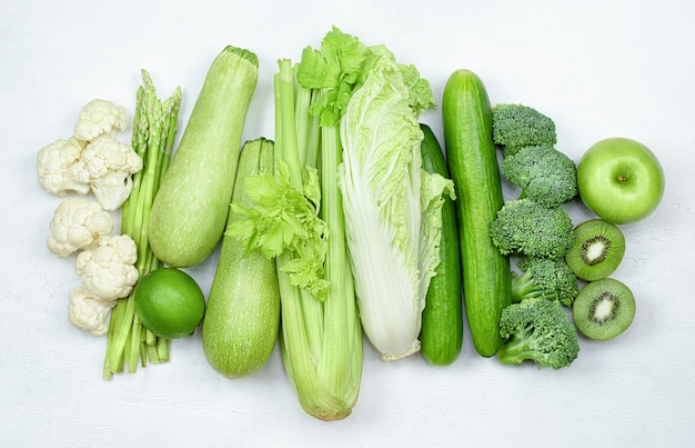 Frutta e verdura verdi in un mucchio su uno sfondo chiaro