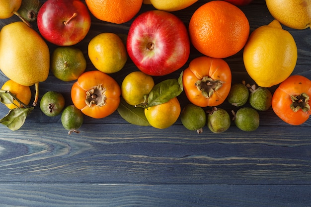 Frutta e verdure organiche fresche su fondo di legno