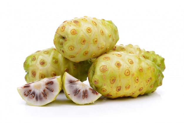 Frutta esotica, frutti di Noni isolati