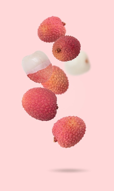 Frutta esotica isolata Frutti di litchi che cadono con un percorso di ritaglio come elemento di design della confezione