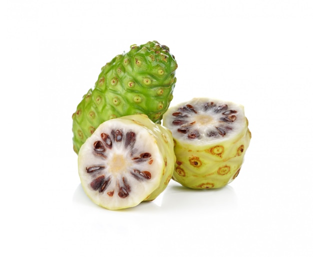 Frutta esotica - Noni su sfondo bianco