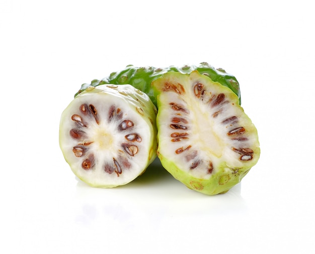 Frutta esotica - Noni su sfondo bianco