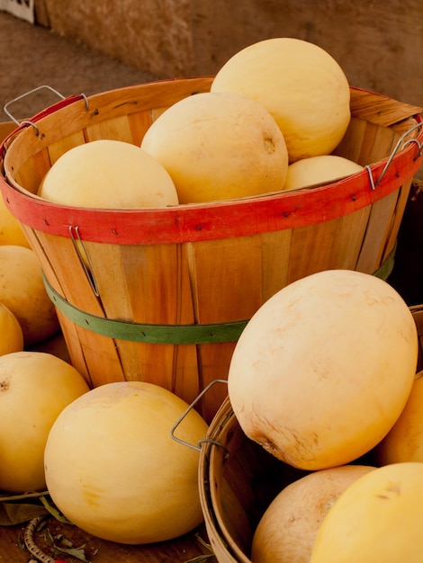 Frutta fresca al mercato degli agricoltori locali.