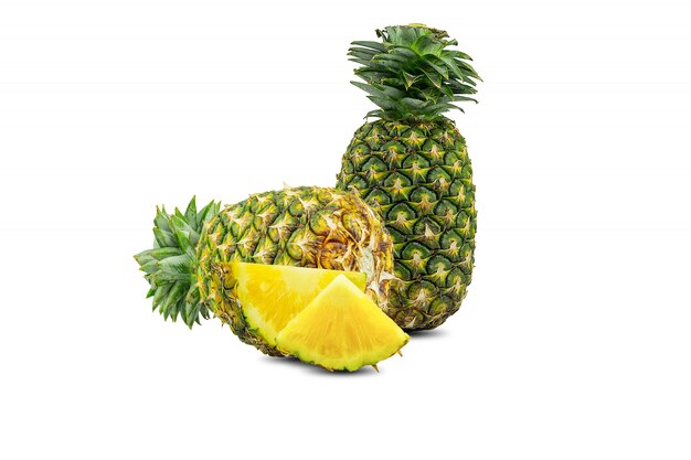 Frutta fresca, ananas biologico con ananas con metà e fette isolate