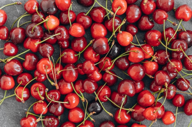 Frutta fresca biologica dell'azienda agricola della ciliegia sulla tavola dell'agricoltore