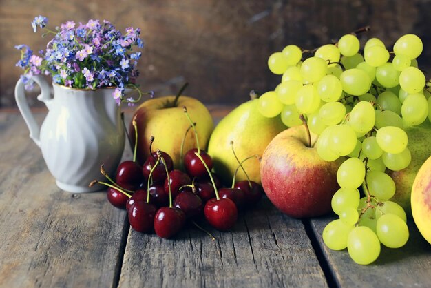 Frutta fresca cruda su fondo di legno