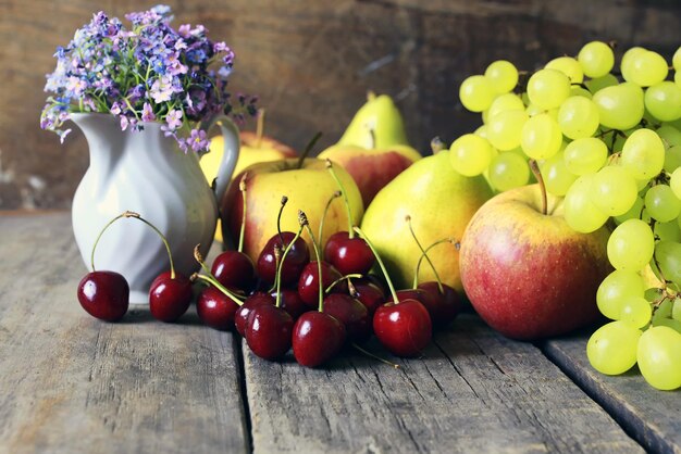 Frutta fresca cruda su fondo di legno