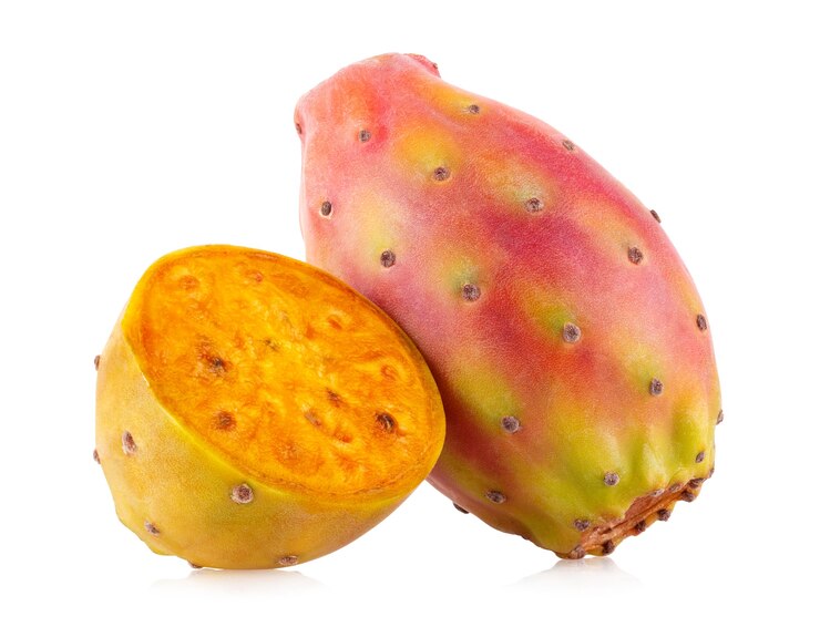 Frutta fresca del cactus (fico d'india, opuntia) isolata su fondo bianco