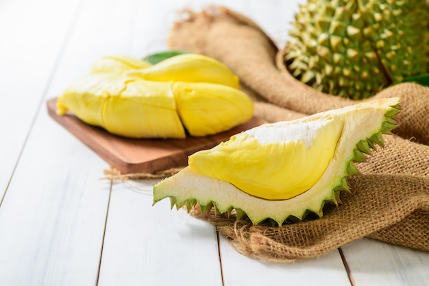 Frutta fresca del durian del taglio su fondo di legno bianco