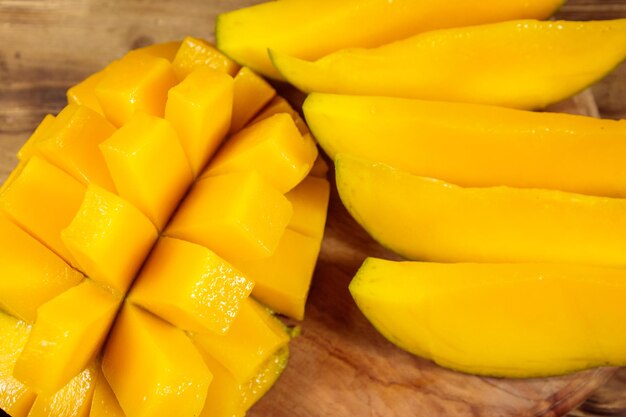 Frutta fresca del mango sulla tavola di legno