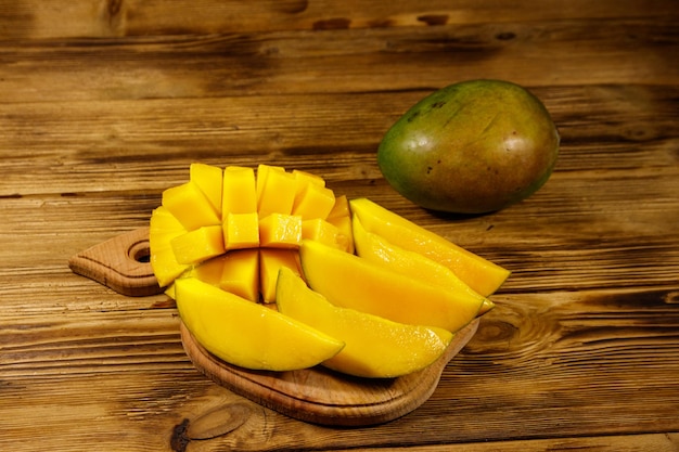 Frutta fresca del mango sulla tavola di legno