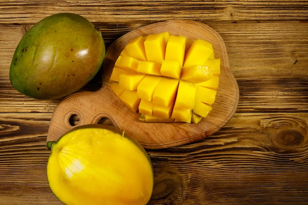 Frutta fresca del mango sulla tavola di legno