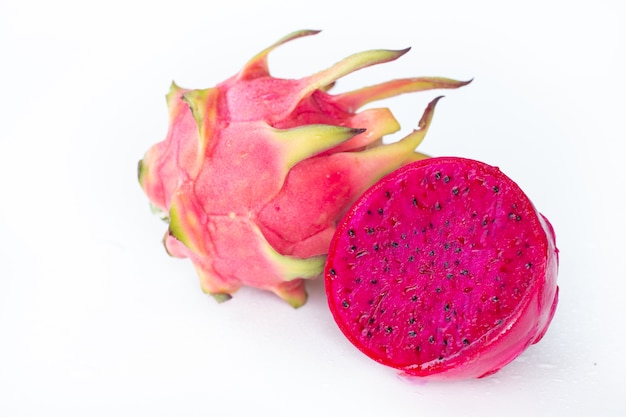 Frutta fresca del pitahaya affettata su fondo bianco.